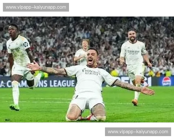 伯纳乌的星光之夜：皇马与曼联的史诗对决，永恒的欧冠经典